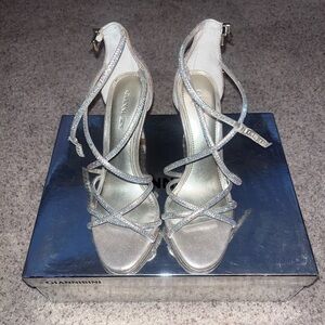 Gianna Bini Anselle Pearl Gold Strappy Heel - size 6.5